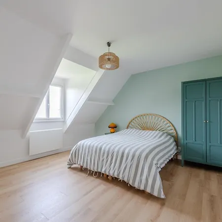 Blue Near Disneyland Paris * Chalifert